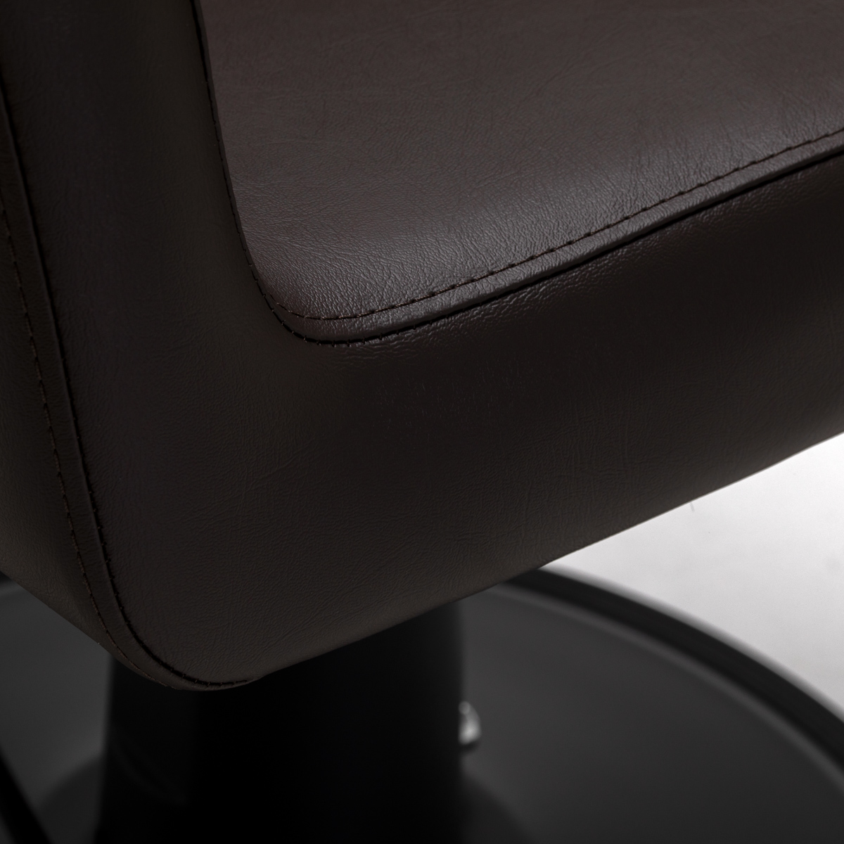 Kadernícke kreslo Gabbiano Lucca hnedé s čiernou podnožou