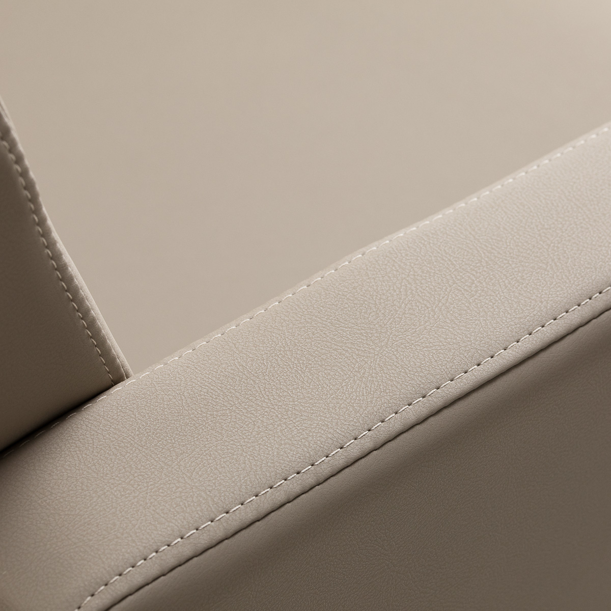 Gabbiano kadernícke kreslo Elda Sivobéžové, čierna podstava